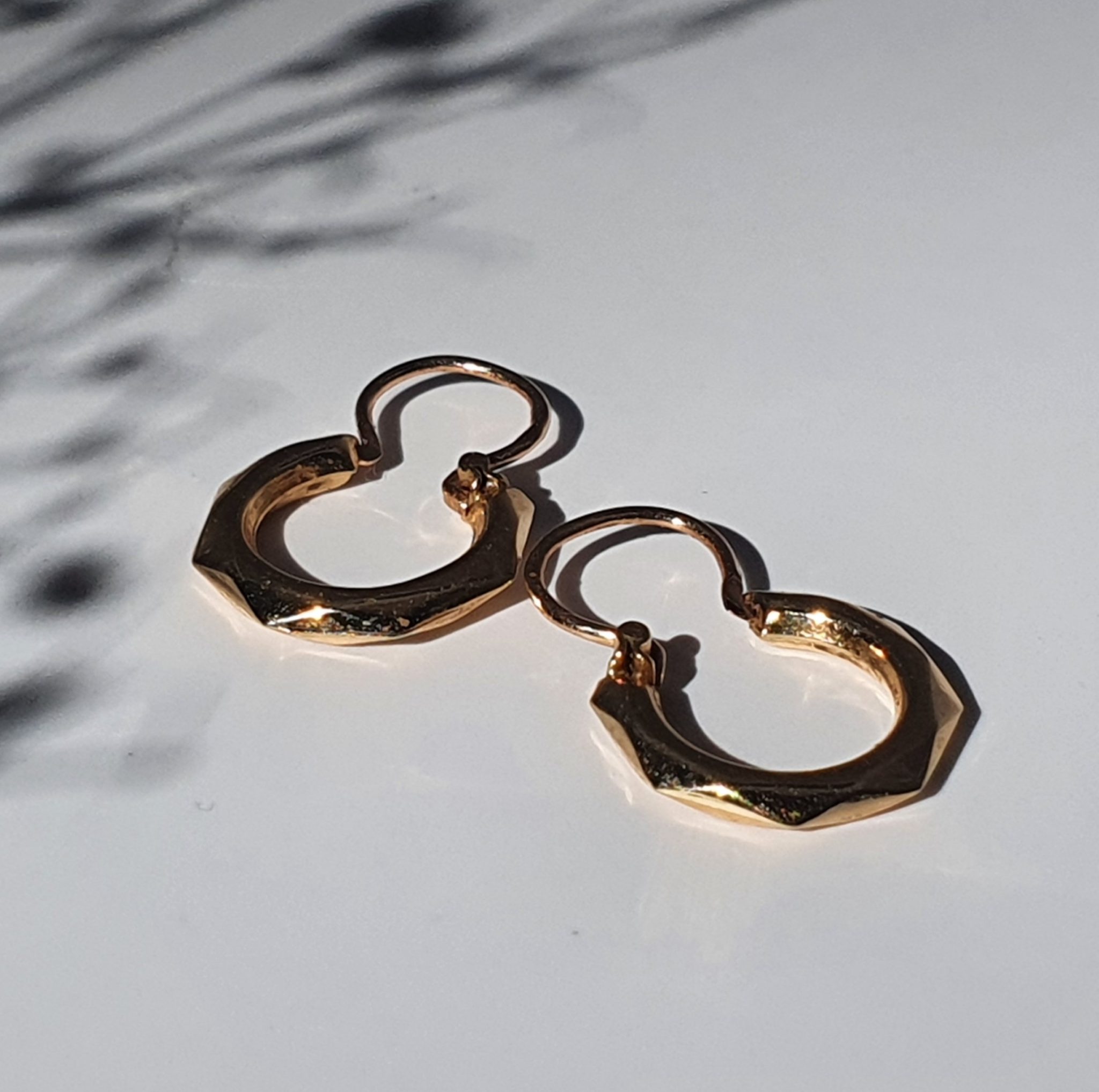 1 Paire De Petites Créoles Dorées 18 Carats Plaquées Or Avec