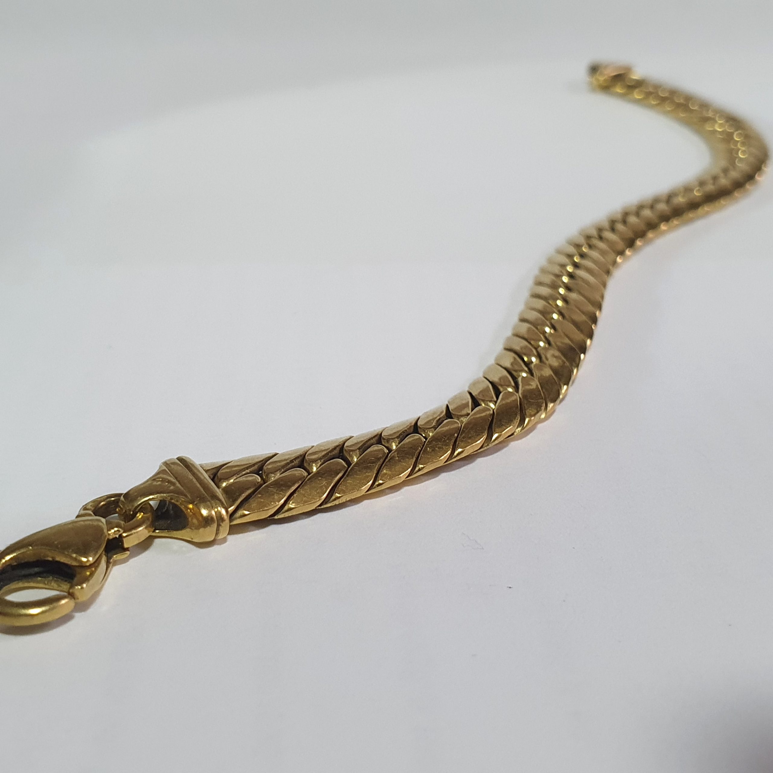 Curb link gold bracelet 