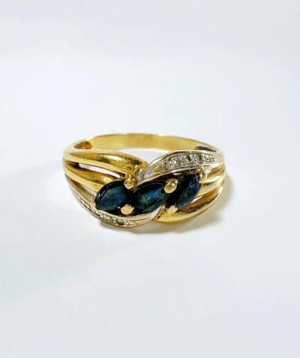 Bague trilogie or saphirs navette et diamants "Thessalia"