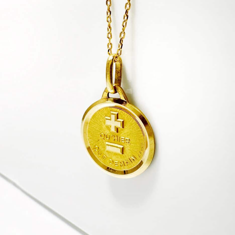 Vintage 18k Gold augis love medal