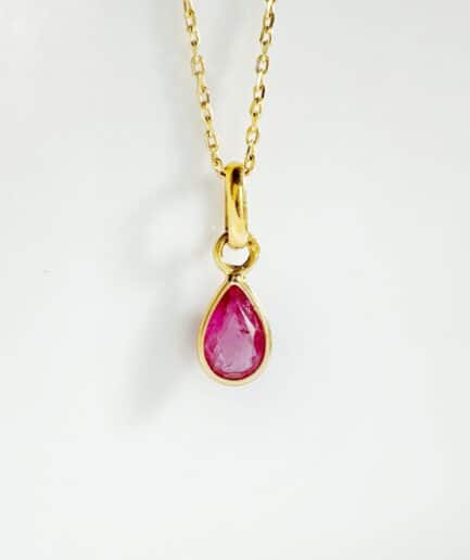 Pear-cut gold and ruby pendant "Aïdée"