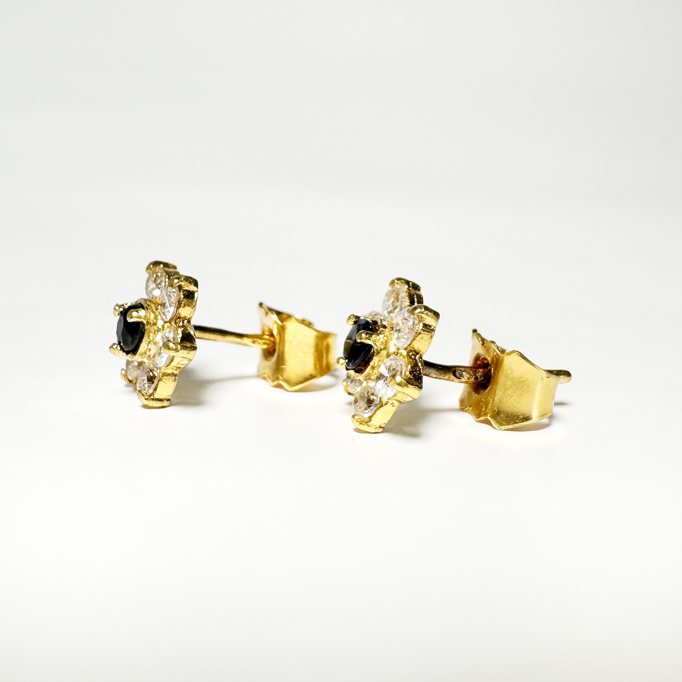 Vintage Gold Marguerite Earrings 4