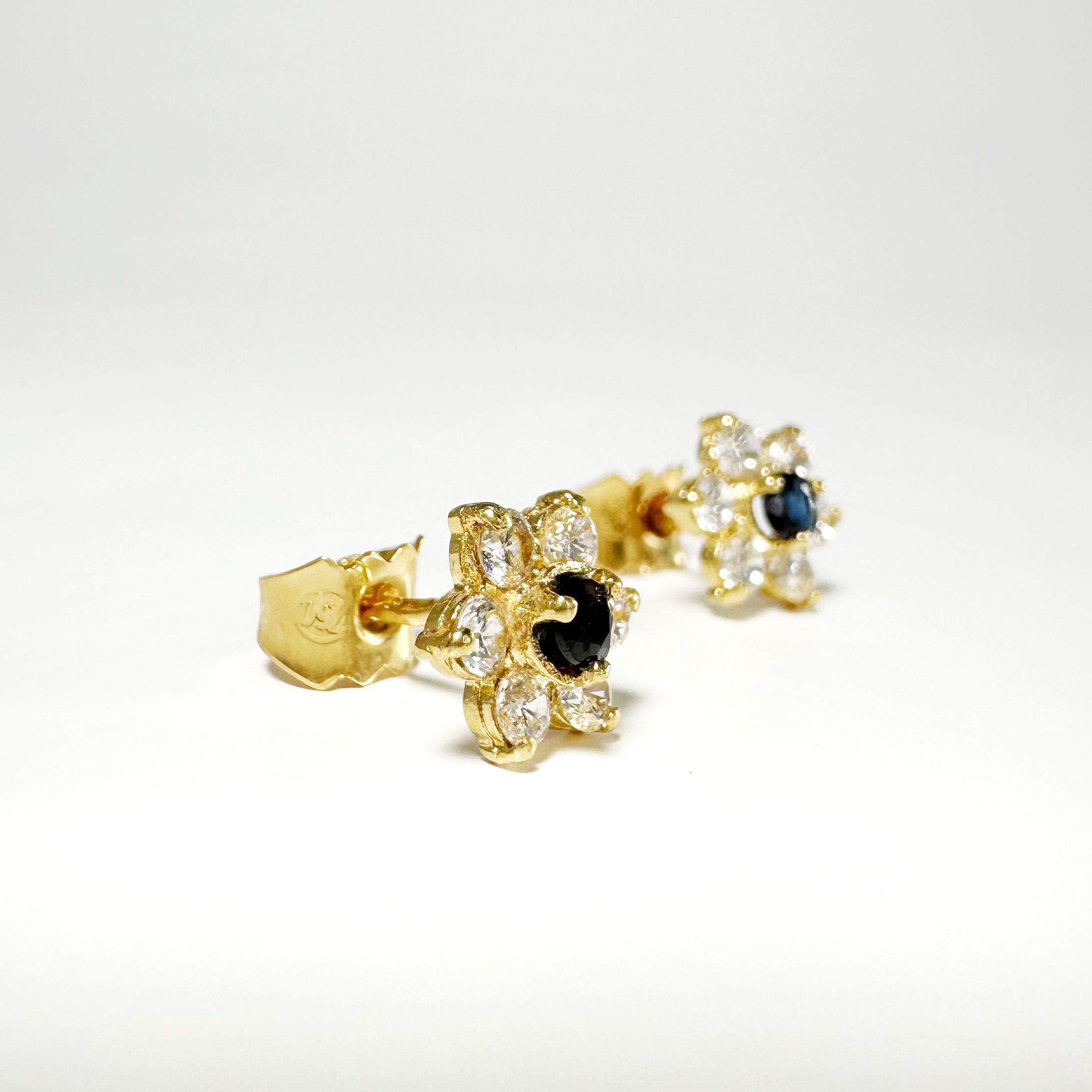 Vintage Gold Marguerite Earrings 6