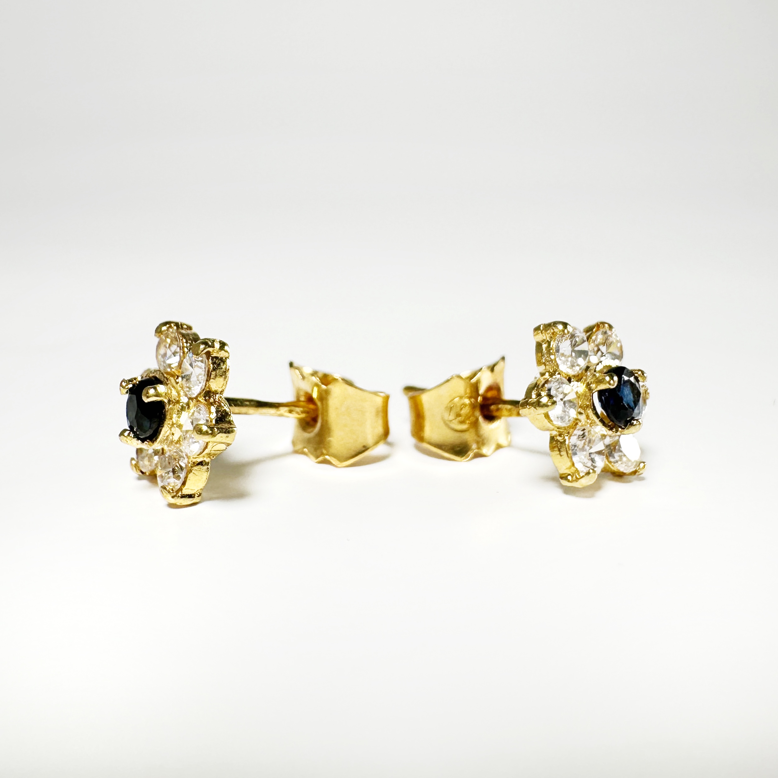 Vintage Gold Marguerite Earrings 7