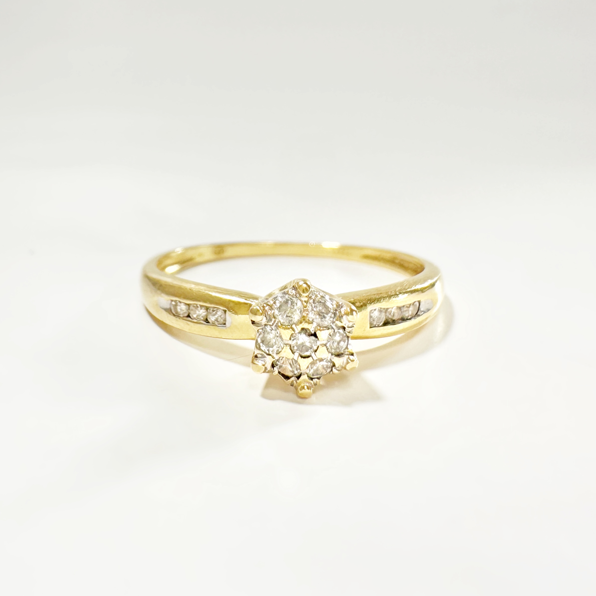Vintage 18k Gold And Diamond Daisy Cluster Ring (1)