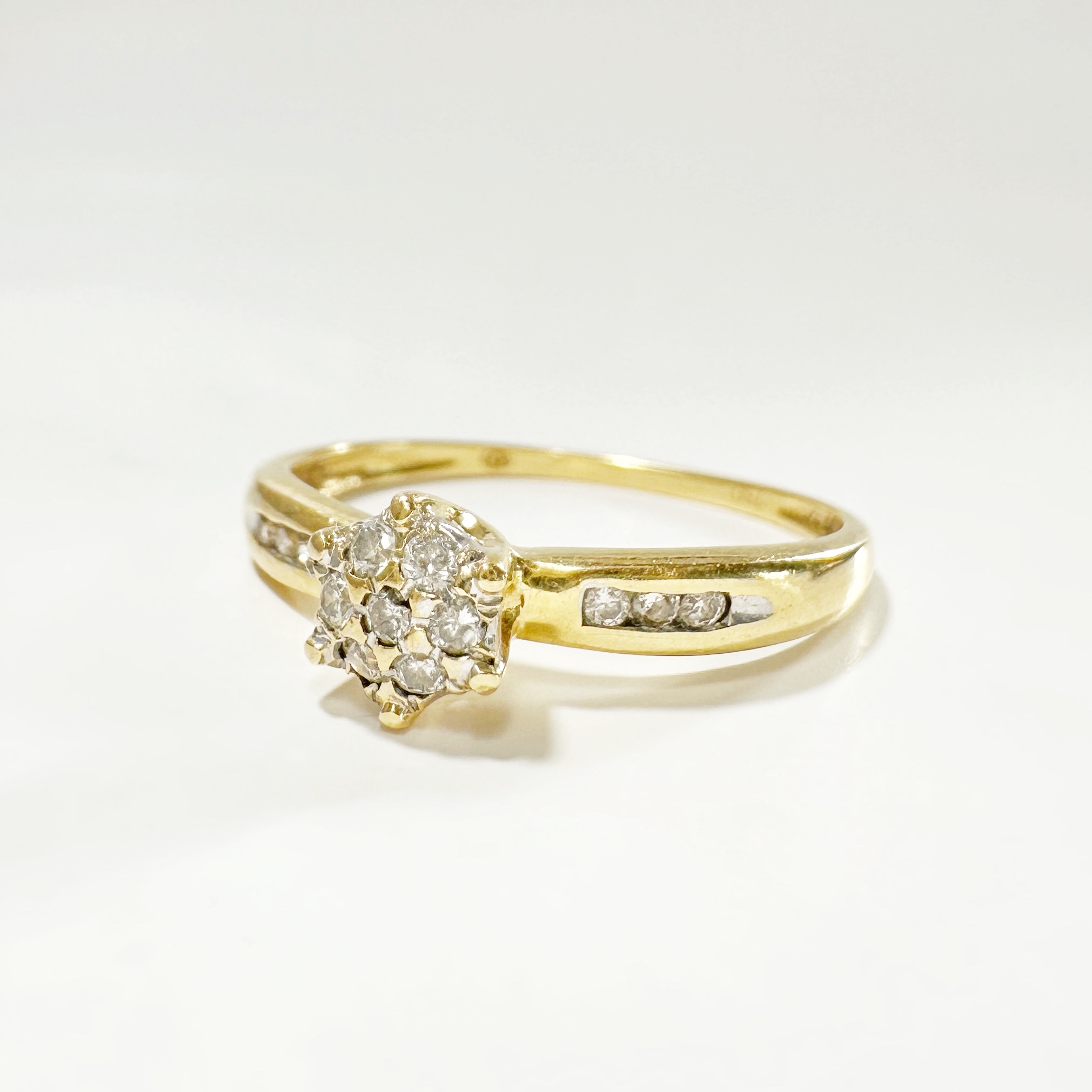 Vintage 18k Gold And Diamond Daisy Cluster Ring (2)