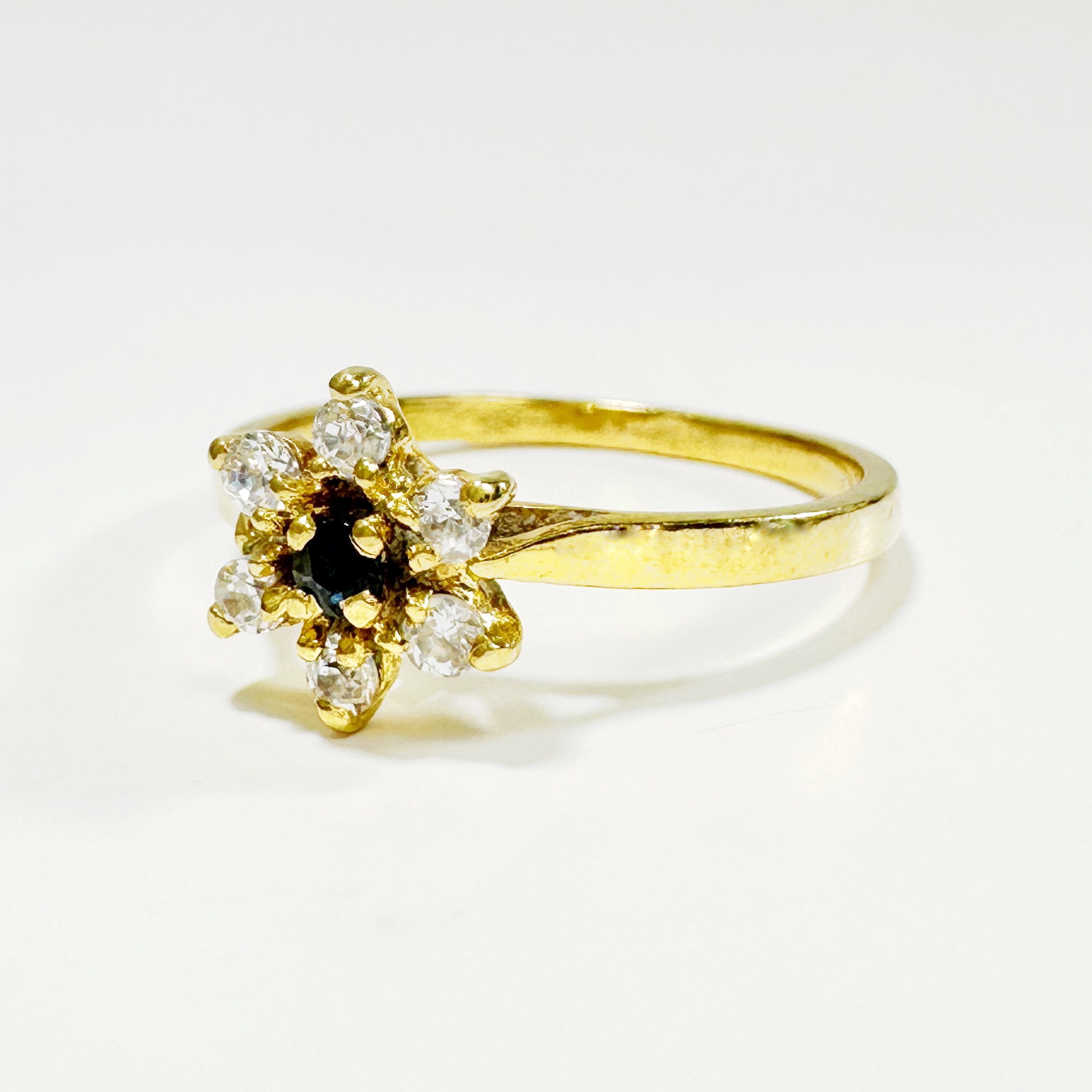 Vintage Gold Sapphire Marguerite Ring 3