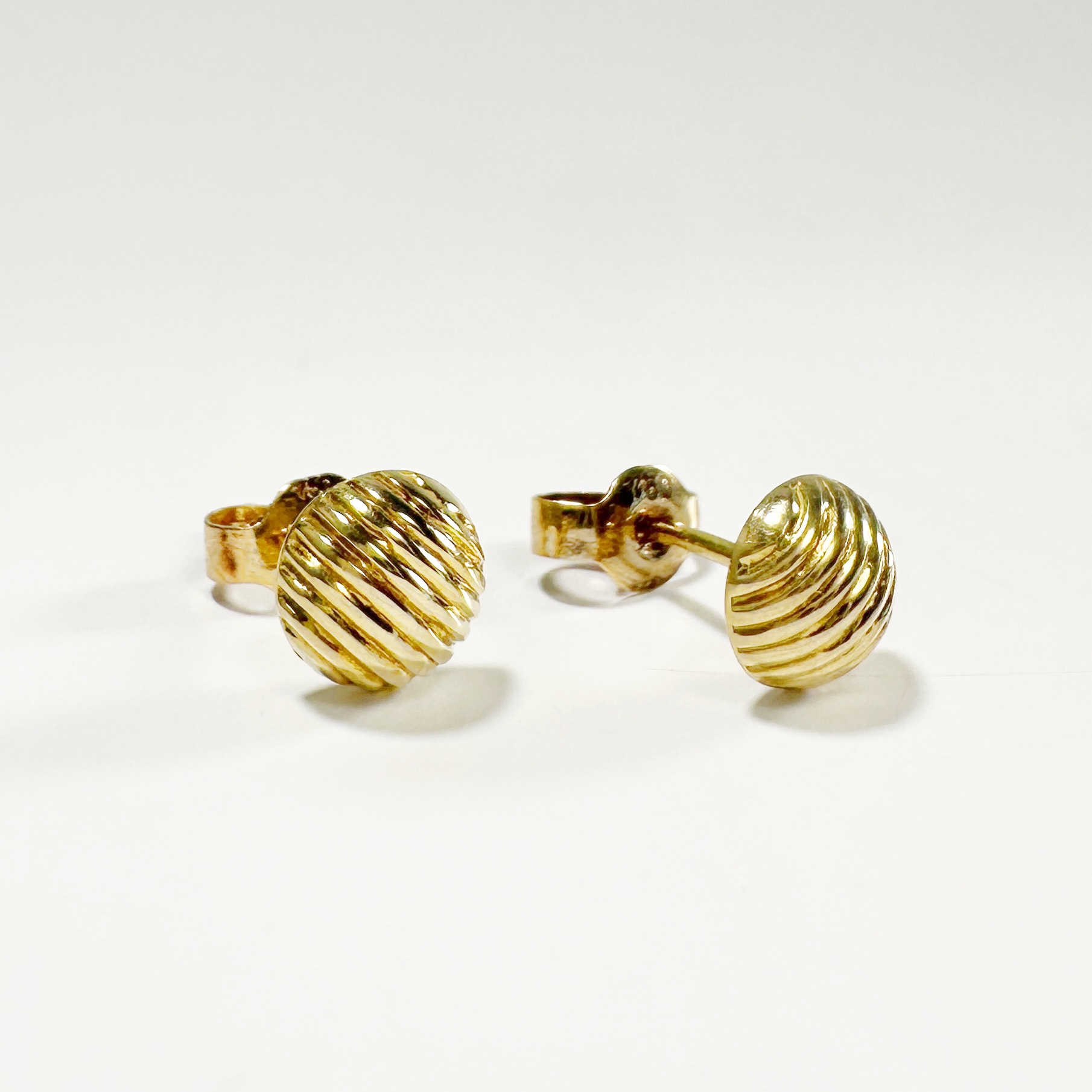 Vintage Ribbed Stud Earrings 1