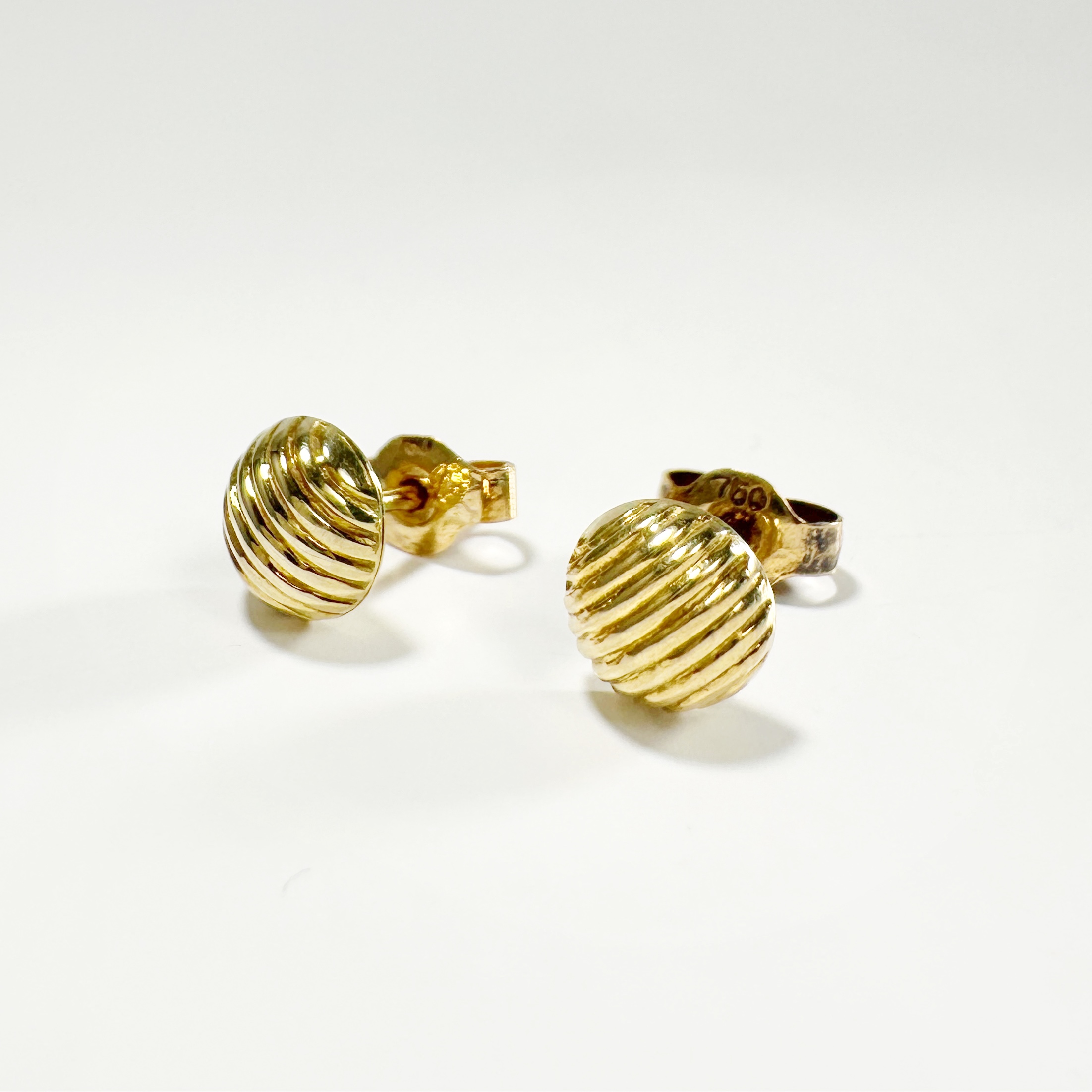 Vintage Ribbed Stud Earrings 3