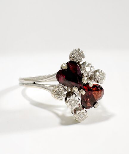 Bague or blanc, diamants et grenats taille cœur "Aimée"