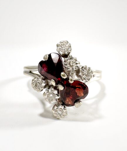 Bague or blanc, diamants et grenats taille cœur "Aimée"