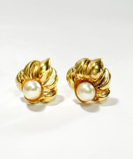 Gold and pearl stud earrings "Nymphea"