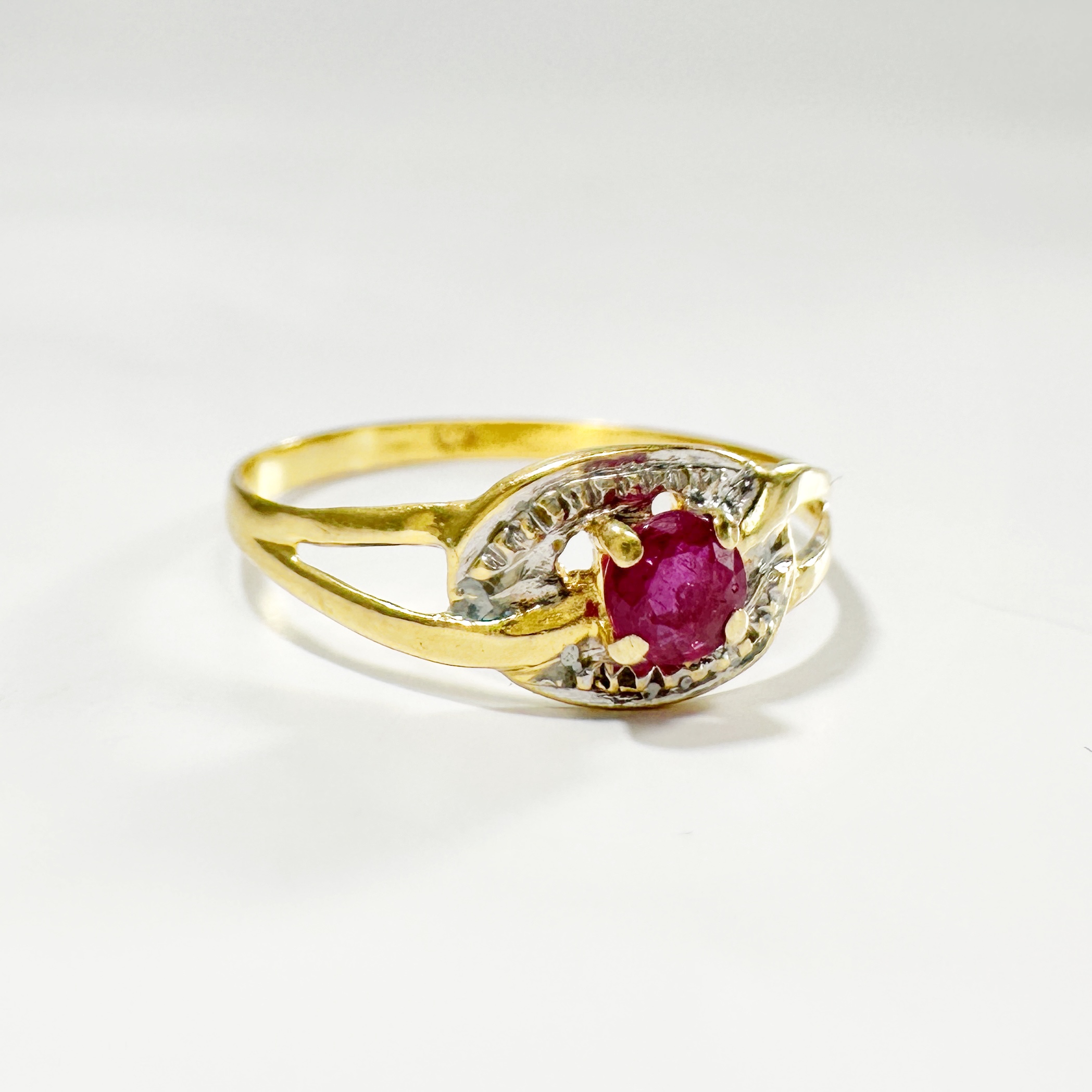 Vintage 18k Gold And Ruby Ring (1)
