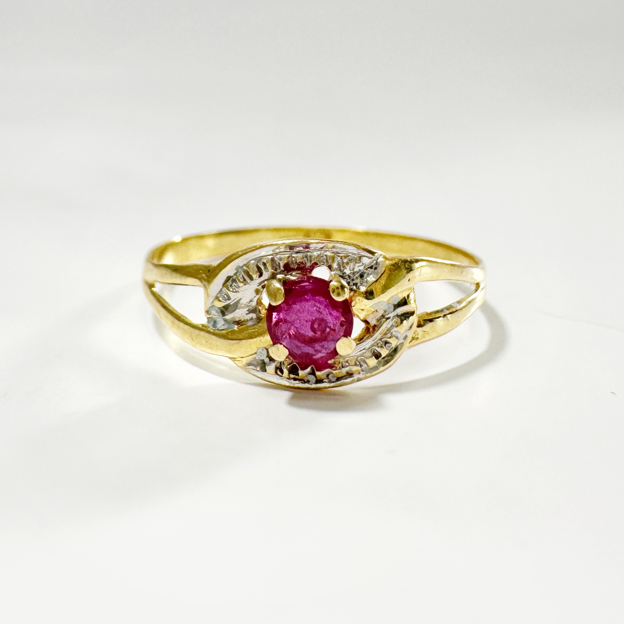Vintage 18k Gold And Ruby Ring (2)