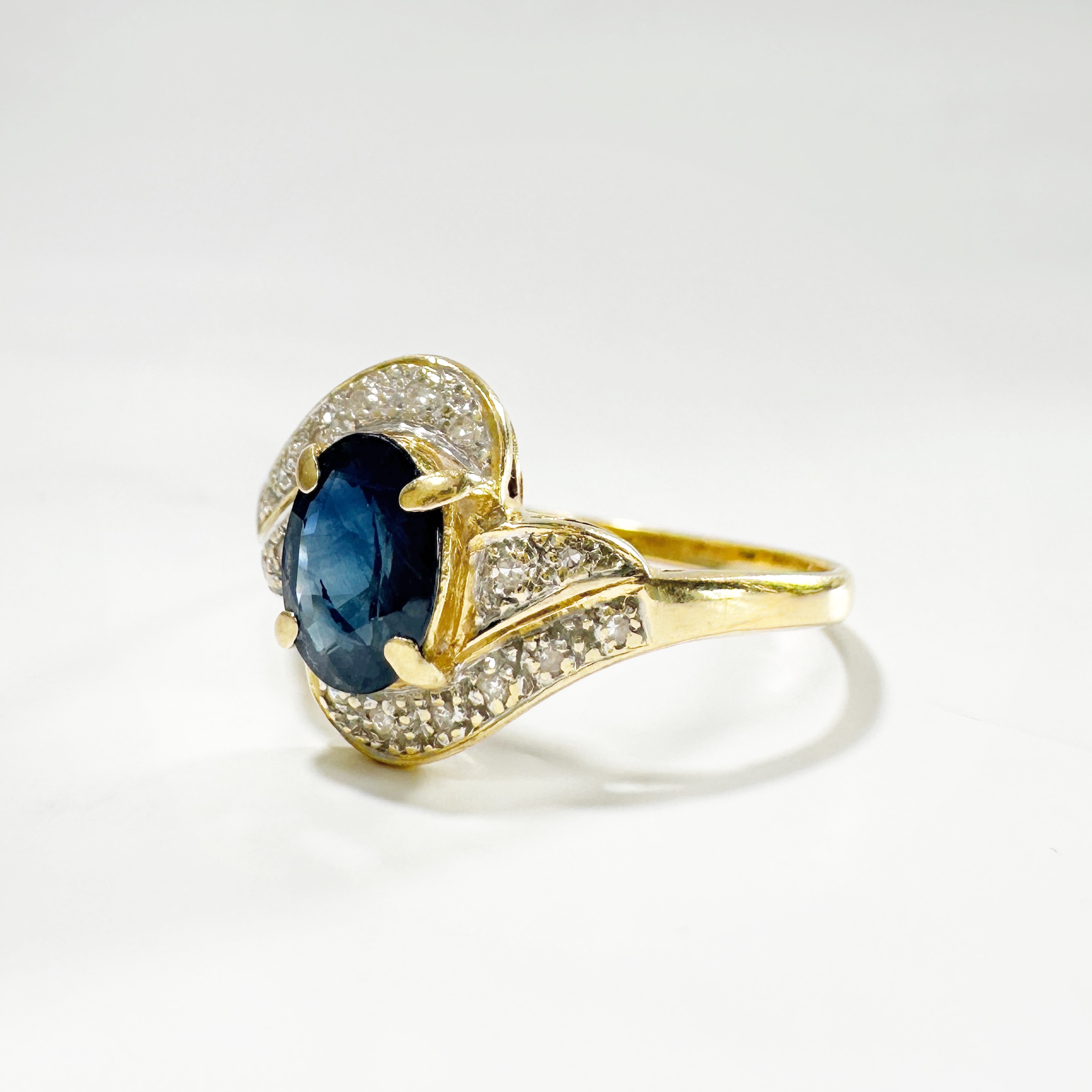 Vintage 18k Solitaire Ring Old Diamonds Oval Sapphire (4)