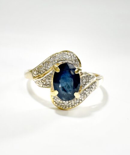 Gold, diamonds and oval sapphire solitaire ring