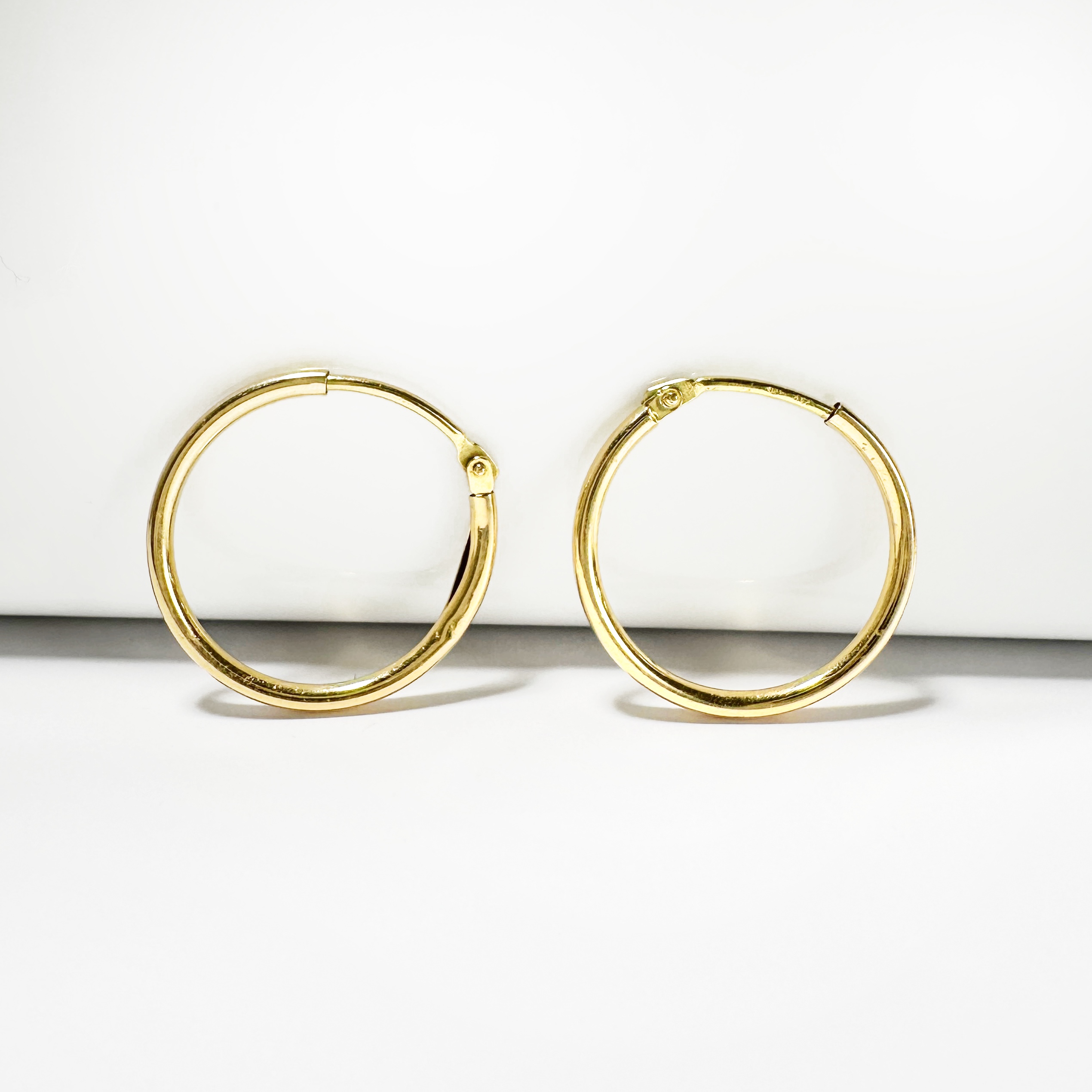 18k Gold Vintage Small Hoop Earrings (1)