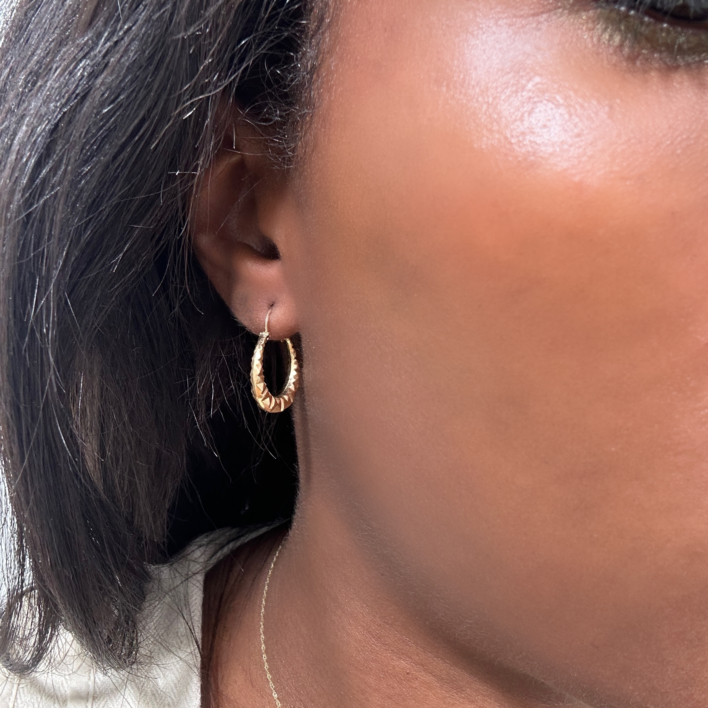 Gold Hoop Earrings Chiselled Diamond Pointe Vintage (4)