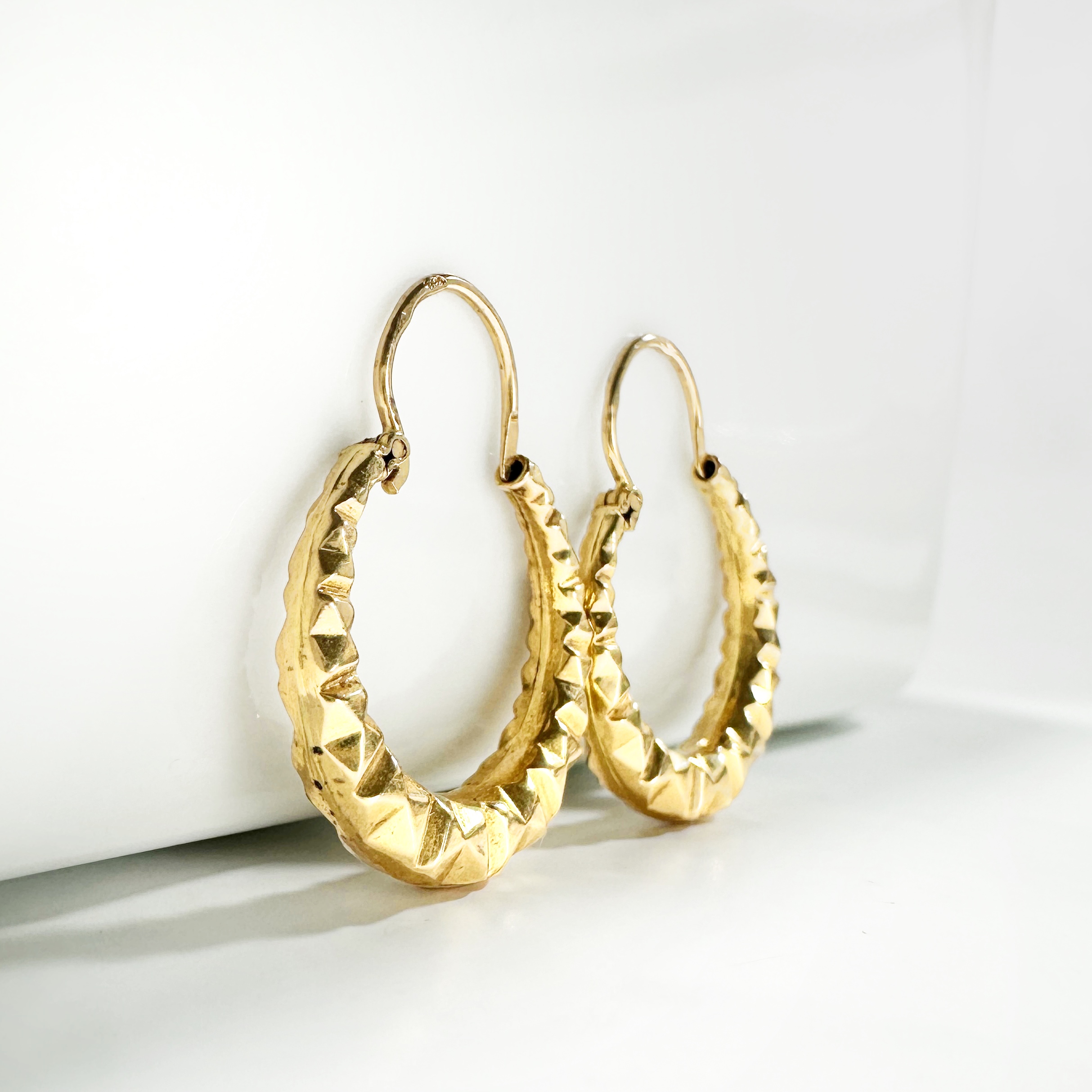 Gold Hoop Earrings Chiselled Diamond Pointe Vintage (4)