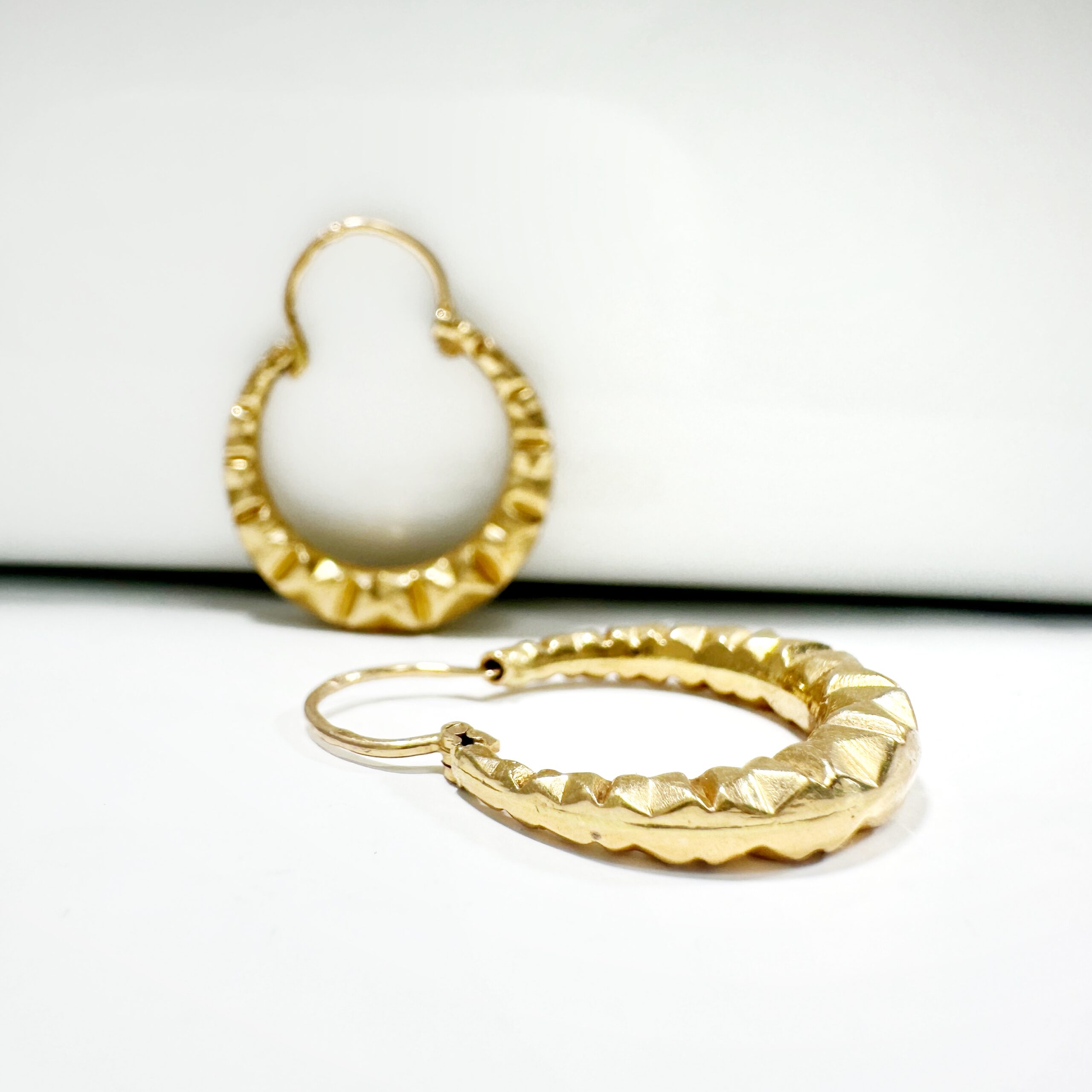 Gold Hoop Earrings Chiselled Diamond Pointe Vintage (6)
