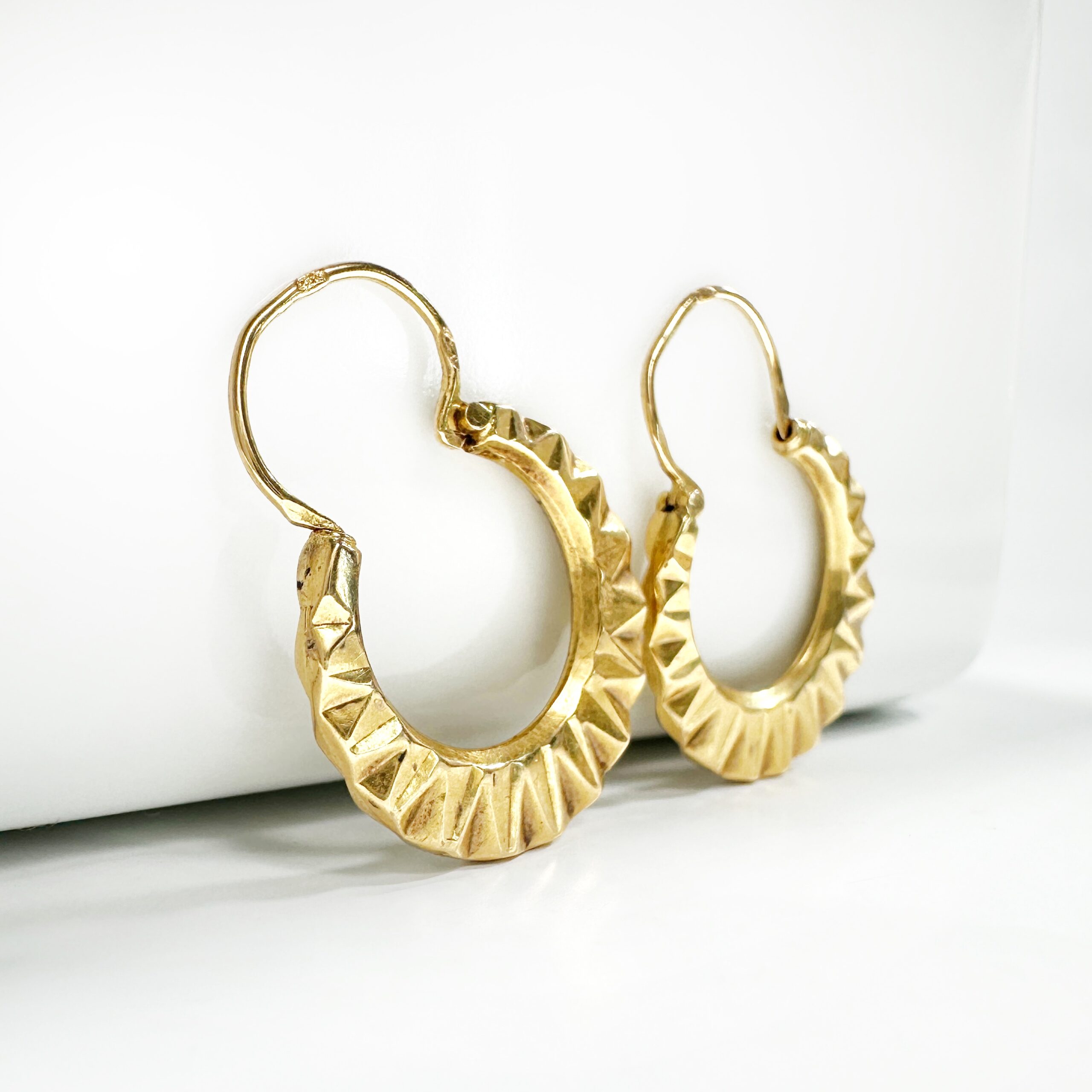 Gold Hoop Earrings Chiselled Fan Shape Vintage (1)
