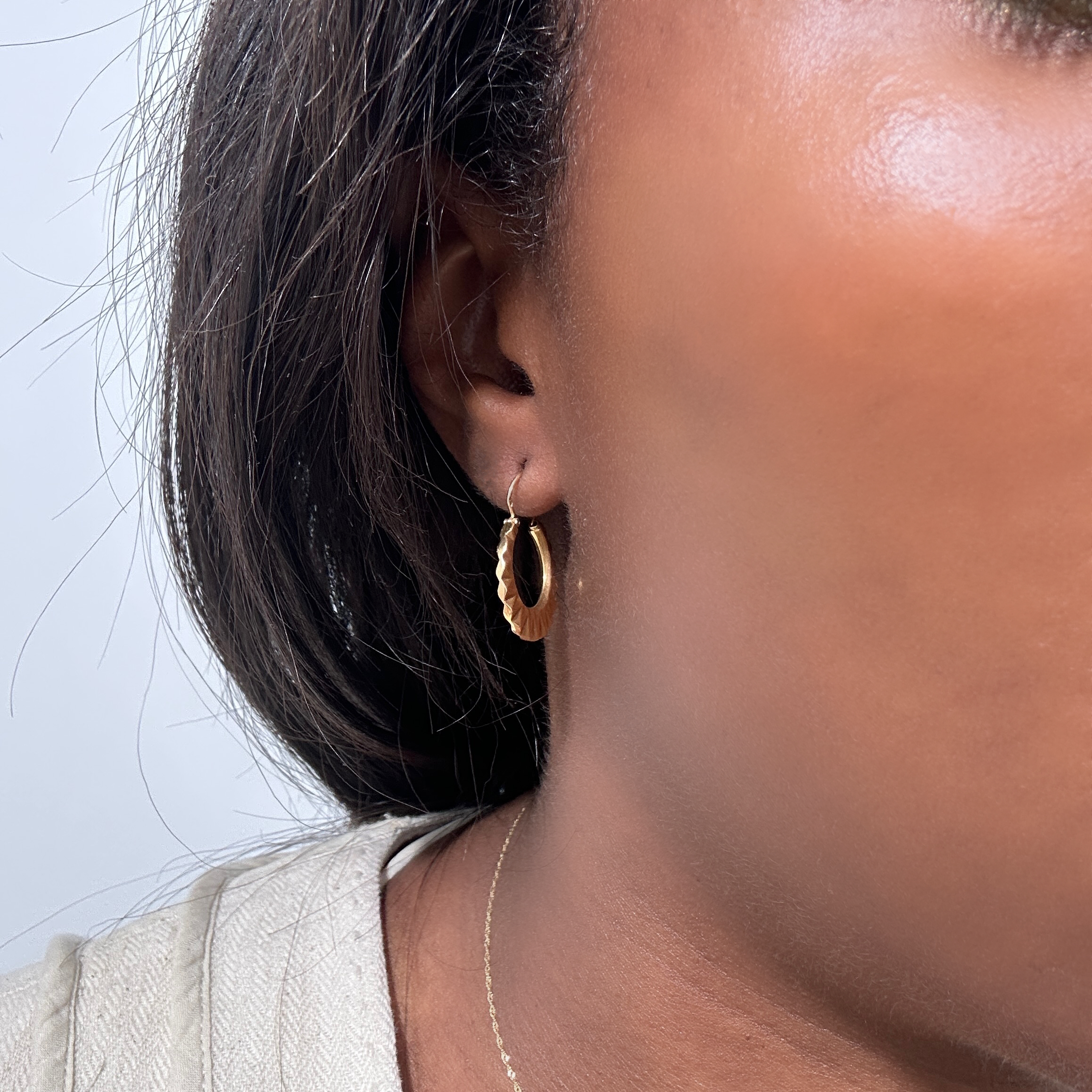 Gold Hoop Earrings Chiselled Fan Shape Vintage (1)