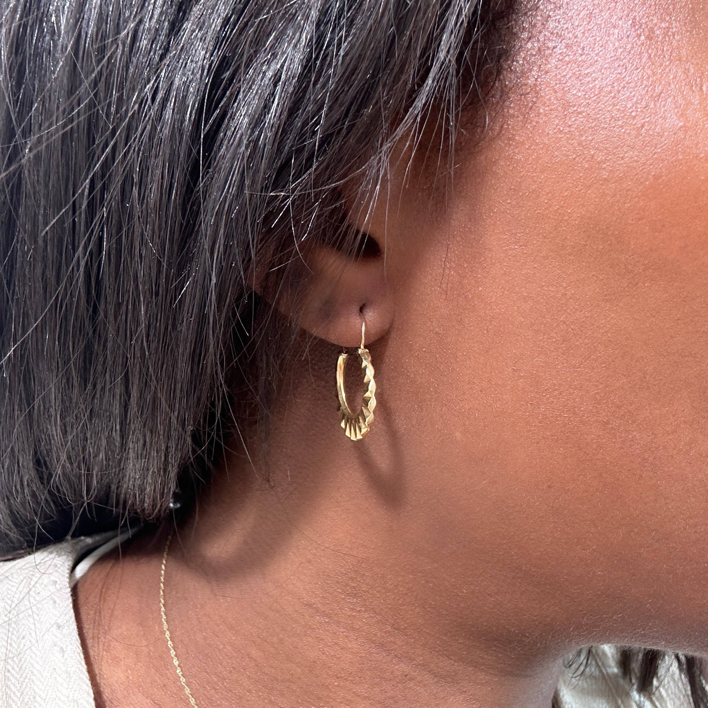 Gold Hoop Earrings Chiselled Fan Shape Vintage (3)