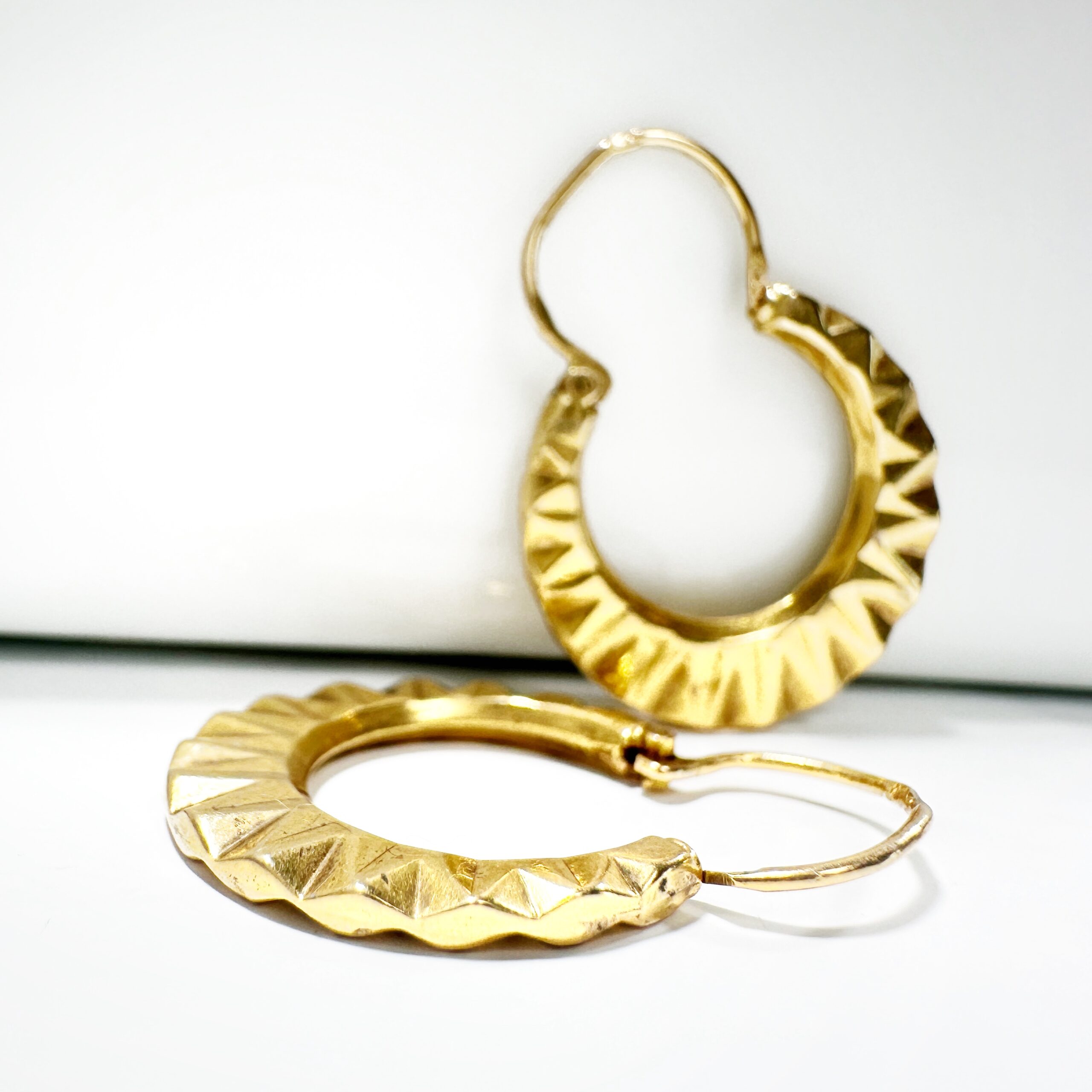 Gold Hoop Earrings Chiselled Fan Shape Vintage (4)
