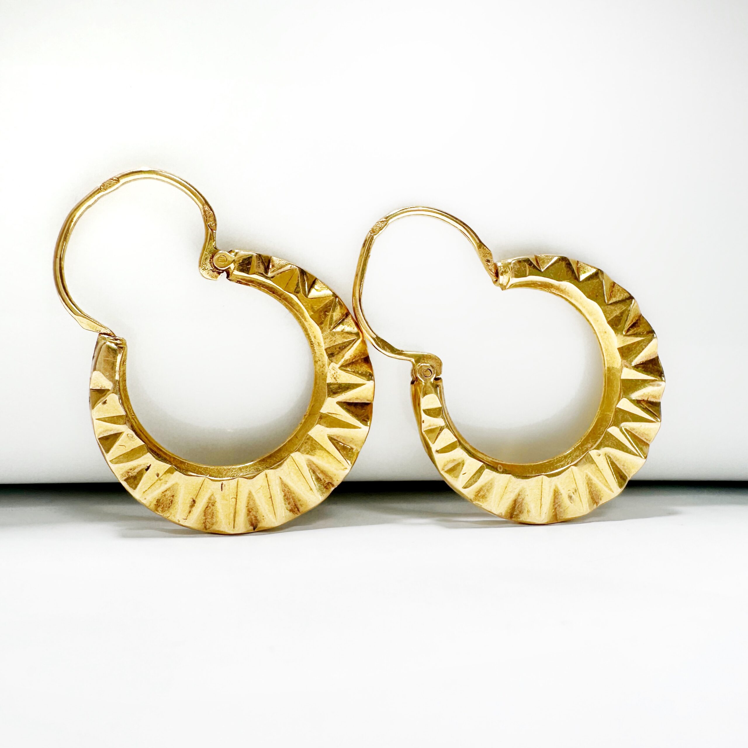 Gold Hoop Earrings Chiselled Fan Shape Vintage (5)