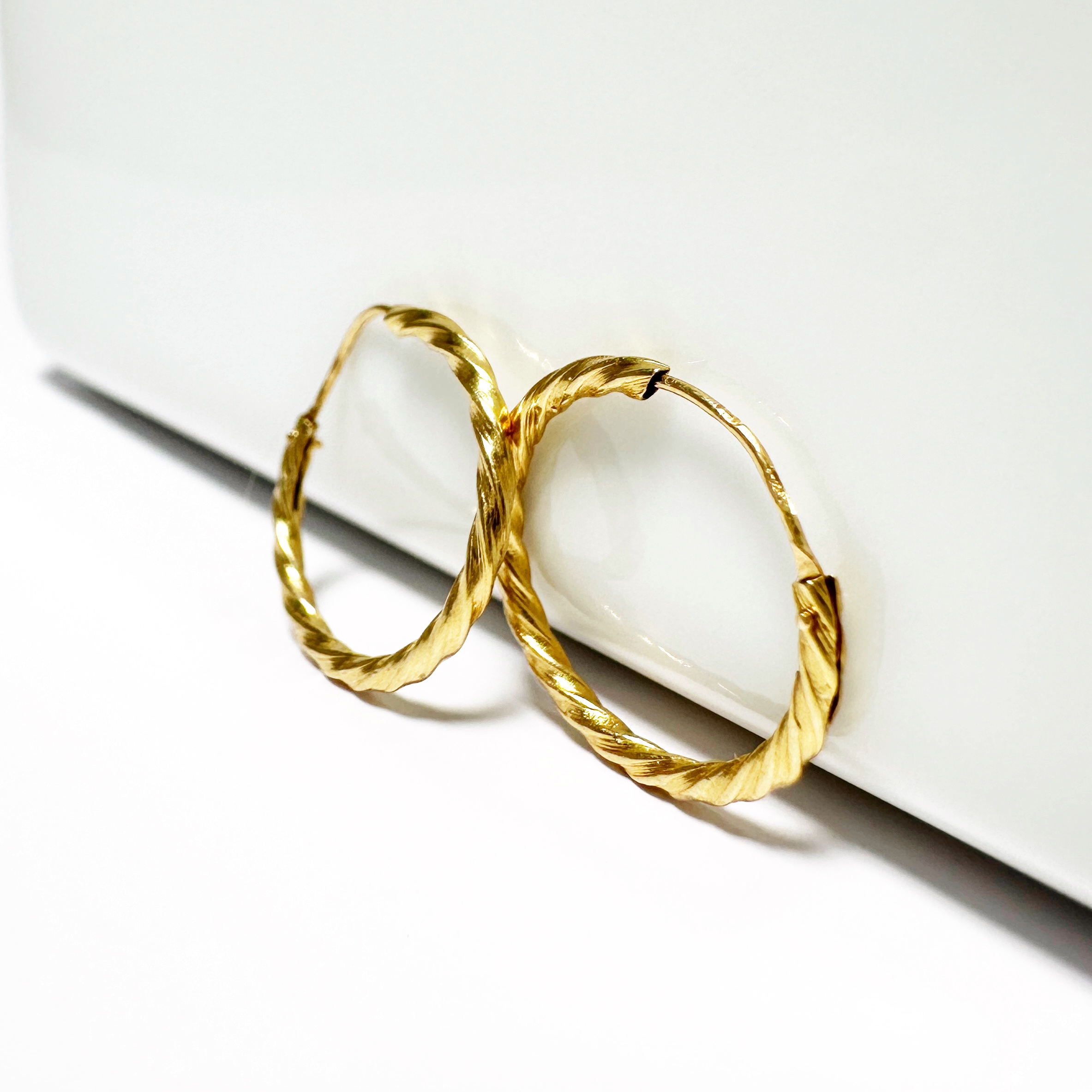 Vintage 18k Gold Rope Hoop Earrings (1)