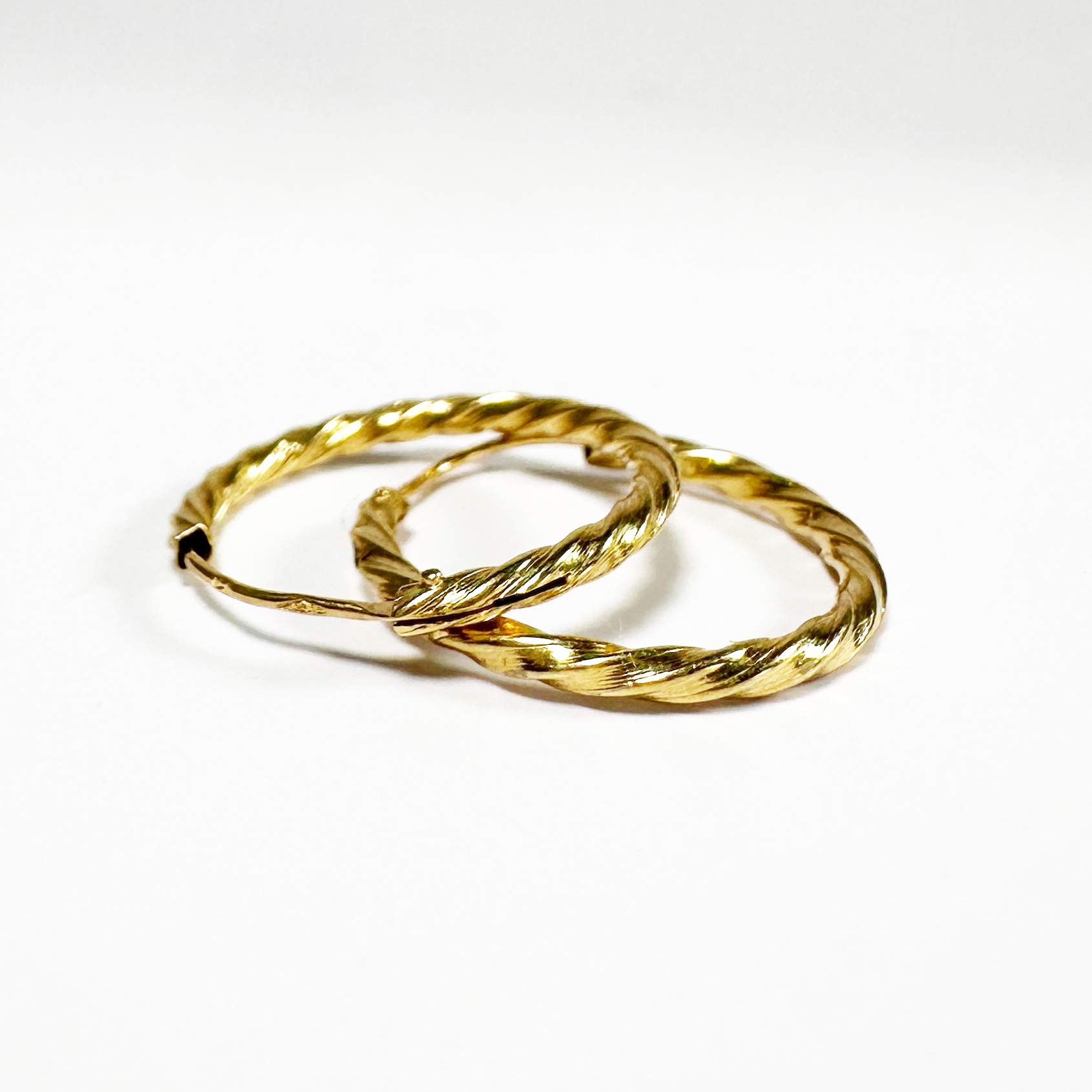 Vintage 18k Gold Rope Hoop Earrings (2)