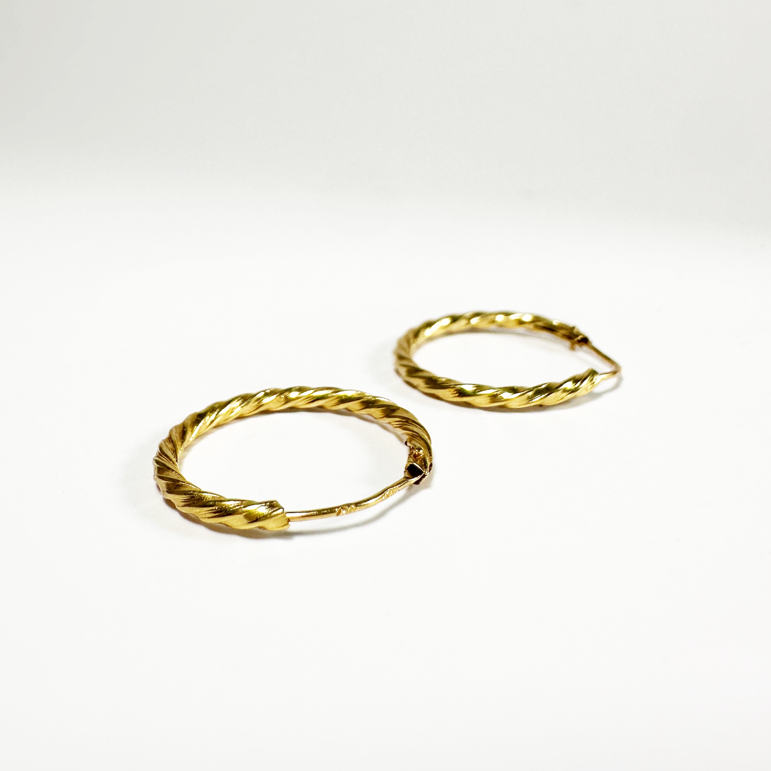 Vintage 18k Gold Rope Hoop Earrings (3)