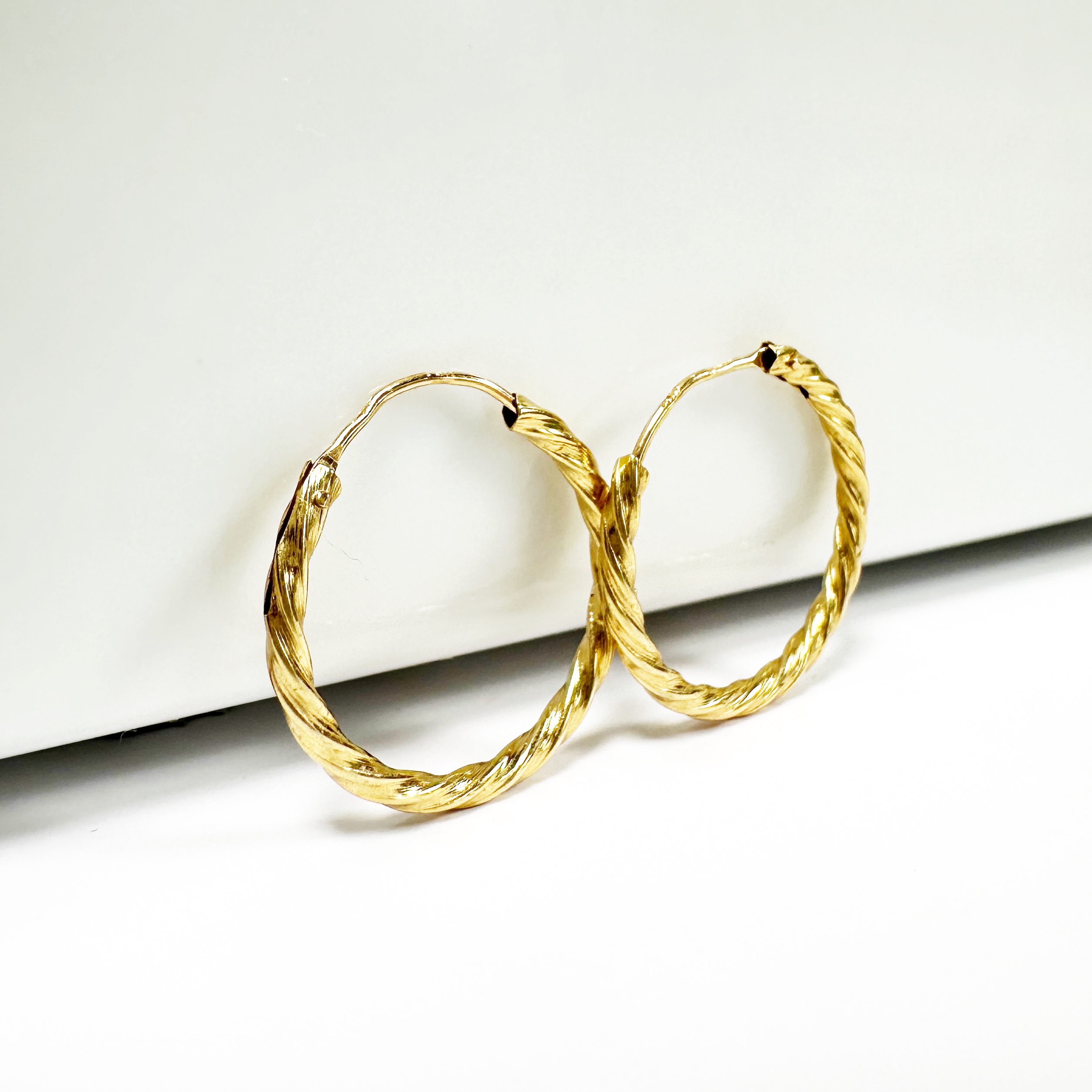 Vintage 18k Gold Rope Hoop Earrings (4)