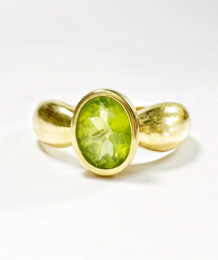 Gold and peridot solitaire ring "Evanya"