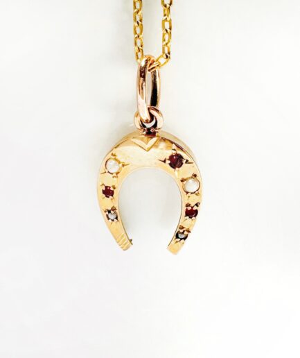 Pendentif fer à cheval or, perle fine et rubis "Talys"