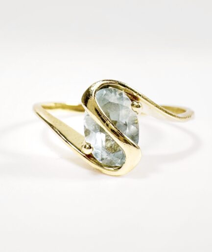 Oval-cut gold and aquamarine solitaire ring "Marea"