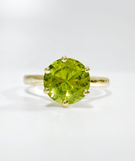 Gold and peridot solitaire ring "Evyana"