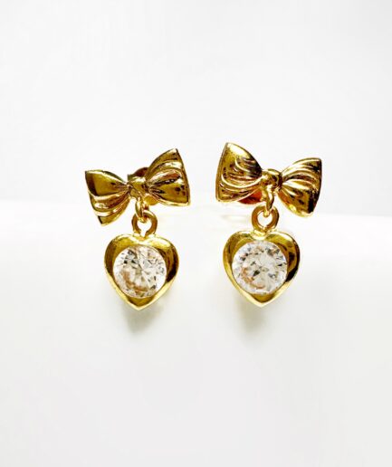 Boucles d'oreilles pendantes cœur or et saphirs blancs "Amelina"