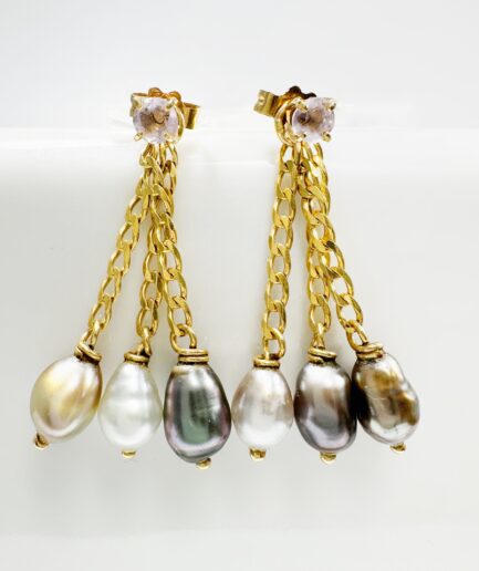 Boucles d'oreilles pendantes or et perles baroques grises "Lucia"