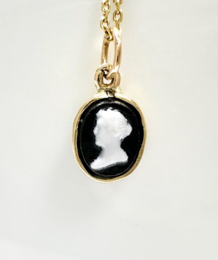Pendentif or et camée sardonyx rubané noir "Doryne"