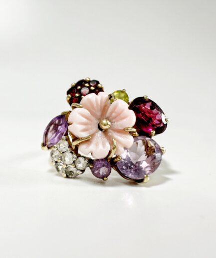 Bague or et fleur nacre, améthyste, péridot et grenat "Capucine"